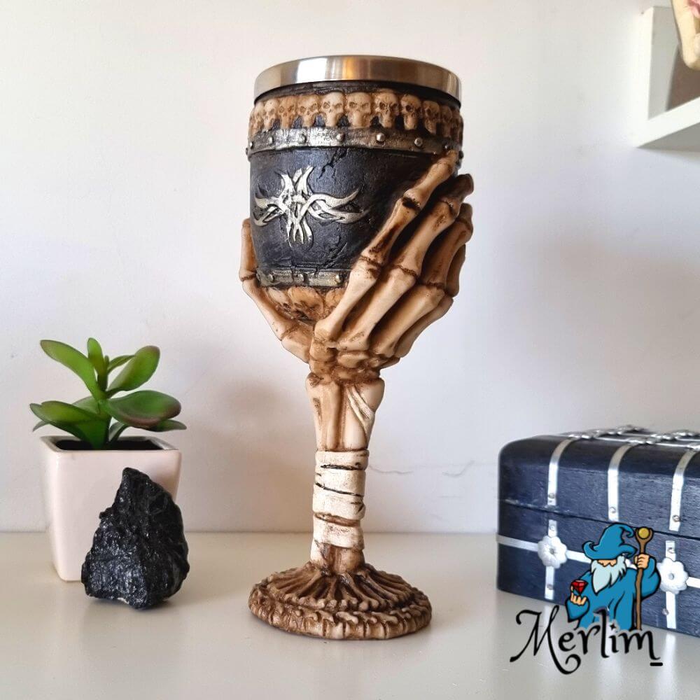 Cálice (copa) decorativa em resina da mão de caveira