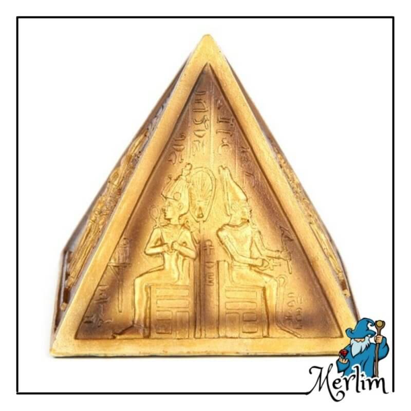 pirâmide dourada de lado a figura de decoração do egipto