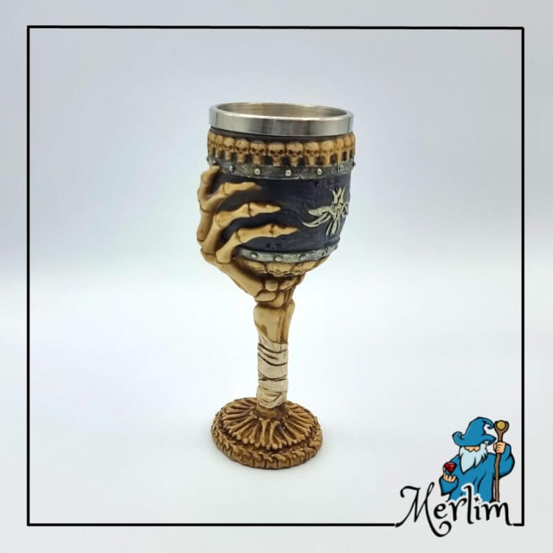 Cálice (copa) decorativa em resina da mão de caveira lado