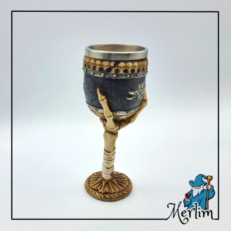 Cálice (copa) decorativa em resina da mão de caveira outro lado