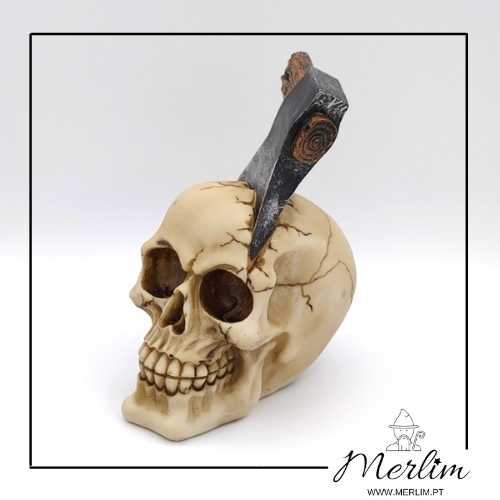 Caveira decorativa resina cranio com machado