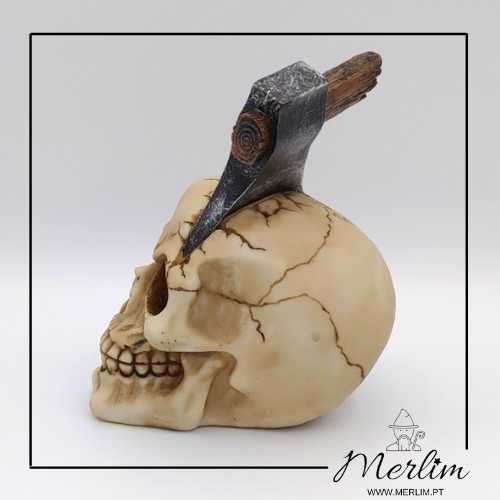 lado Caveira decorativa resina cranio com machado