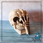 Caveira com a mão cravada na cabeça em resina