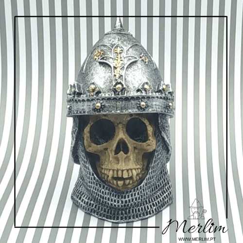 capa caveira resina com capacete de guerreiro medieval