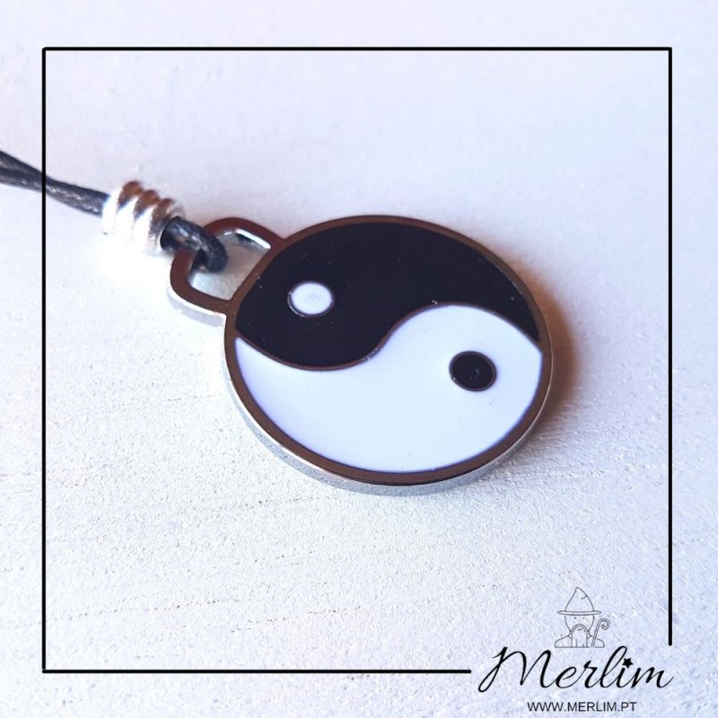 colar de fio e pingente do simbolo yin yang grande junto