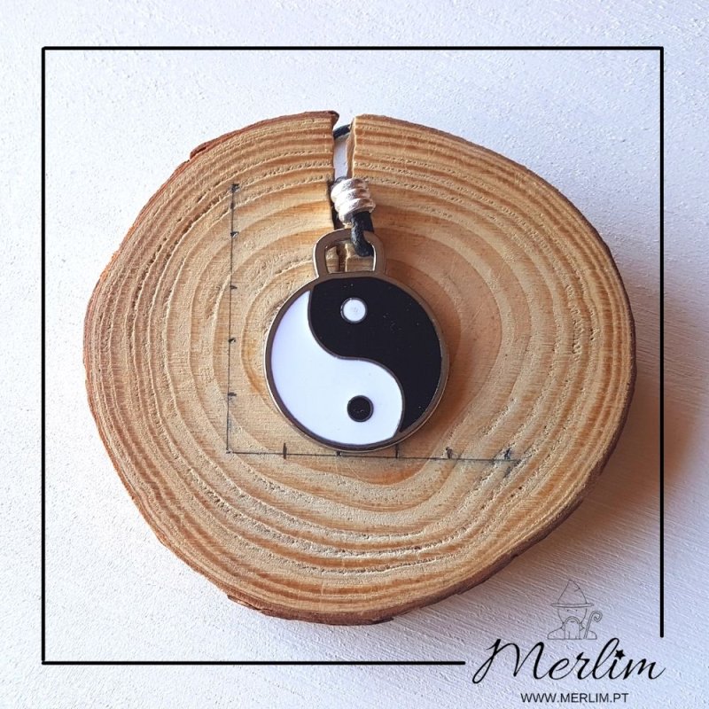 medidas colar de fio e pingente do simbolo yin yang grande junto