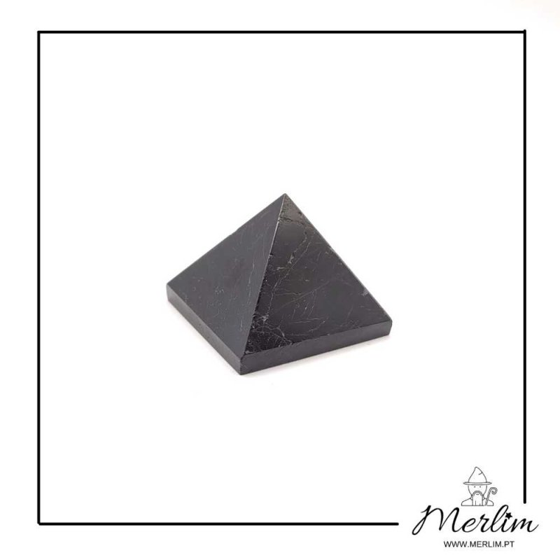 pirâmide em pedra turmalina negra ou preta