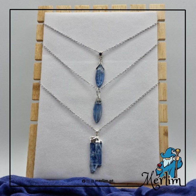 Expositor com o colar ou pingente com a pedra cianite azul - Espada de S. Anjo Miguel