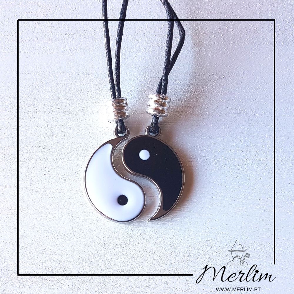 capa colar de fio e pingente do simbolo yin yang separados