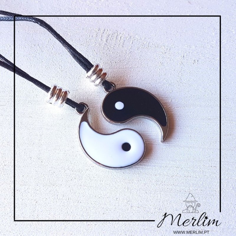 colar de fio e pingente do simbolo yin yang separados