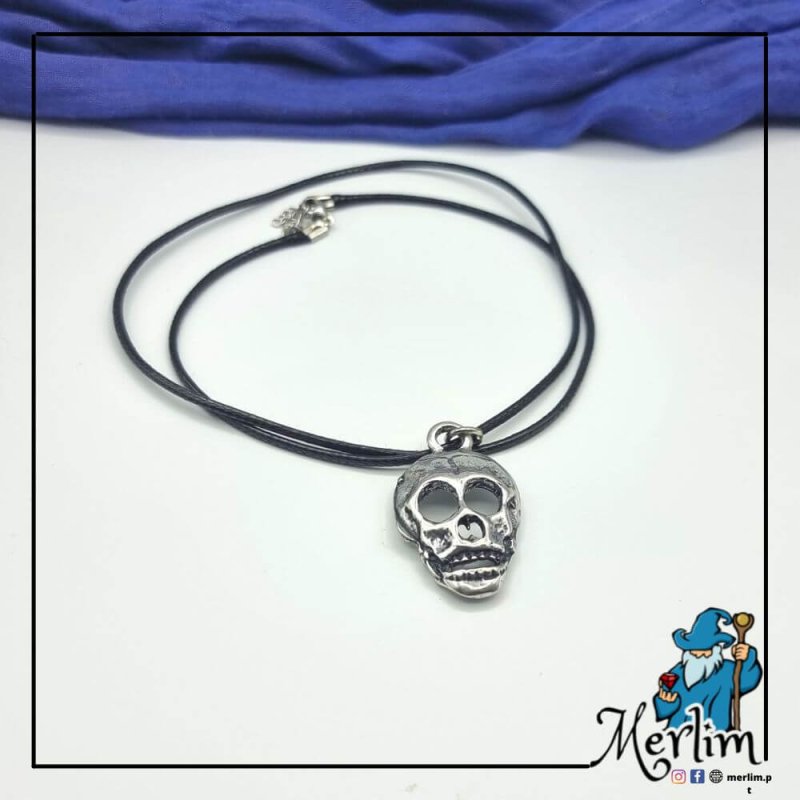 Colar com figura de caveira com fio