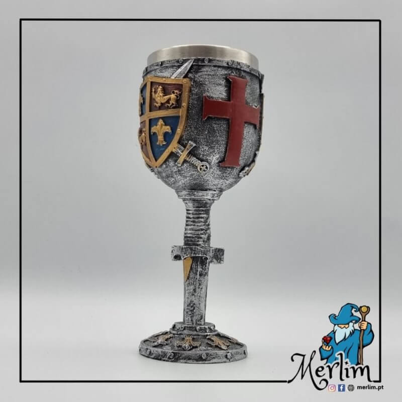 Copa ou Cálice de resina com escudo medieval lado