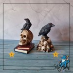 caveira resina com corvo em cima de pilha de crânios ou livros